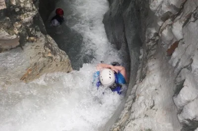 Sinta a emoção nas cachoeiras de damajagua perto de puerto plata—pule, deslize e nade com guias locais. inclui transporte do porto, equipamentos e almoço típico dominicano.
