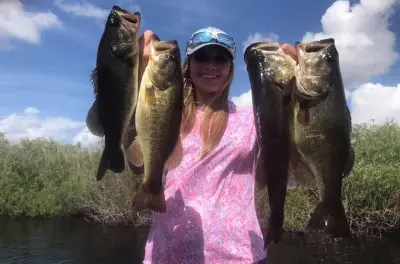 Pesca privata di bass nelle Everglades vicino a Fort Lauderdale