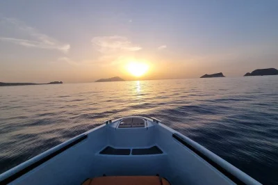 Erlebe eine private sonnenuntergangs-tour in milos zum malerischen klima. genieße wein, snacks und die atmosphäre an bord einer saxdor yacht – ideal für paare und kleine gruppen.