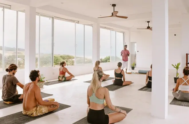 Yoga mit Meerblick in Arugam Bay: Inklusive kostenlosem Poolzugang