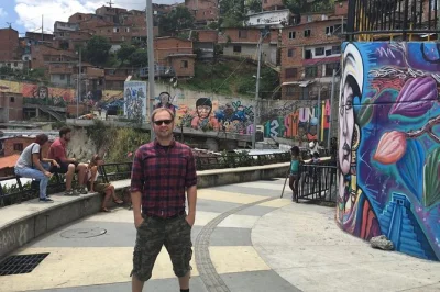 Explore os locais de pablo escobar em medellín e a arte de rua da comuna 13 com um guia local. tour privado, traslado do hotel, histórias reais e experiências autênticas.