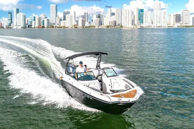 Erlebe miami bei einer privaten bootstour über die biscayne bay, entdecke delfine, entspanne an der haulover sandbank und genieße stopps an bars am wasser – alles mit erfahrenem kapitän.