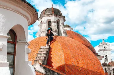 Quito centro histórico: Iglesia dorada y cúpulas con guía bilingüe