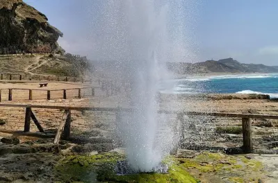 Salalah ovest: Grotta Marneef, soffioni, spiagge di sabbia bianca