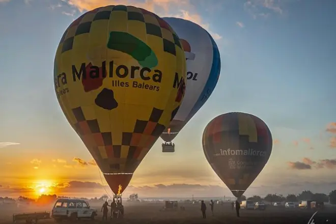 Volo privato in mongolfiera all'alba su Mallorca per 4 persone