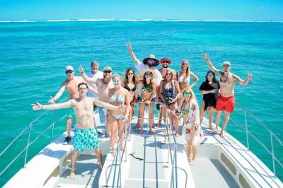 Disfruta un paseo en catamarán privado en punta cana con barra libre, snorkel y parada en piscina natural. incluye recogida en hotel para mayor comodidad.