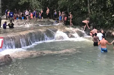 Escalada em Dunn's River Falls saindo de Montego Bay com guia