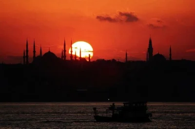Vivi una crociera guidata al tramonto sul bosforo a istanbul. ammira il palazzo dolmabahce, la fortezza di rumeli e il palazzo beylerbeyi dall’acqua. prenota subito il tuo posto.