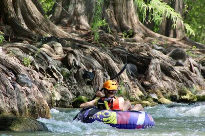 Explora los ríos y cañones ocultos de la sierra gorda en una excursión de 2 días con tubing, senderismo y gastronomía local. salidas desde querétaro o san miguel.