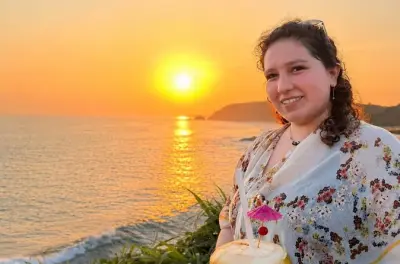 Sonnenuntergang an Punta Cometa mit Charcuterie und Kokosnuss