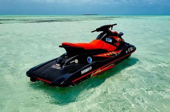 Moto acuática en Secret Beach, San Pedro: Aguas turquesas claras