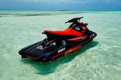 Jet ski em Secret Beach, San Pedro, com águas turquesa cristalinas