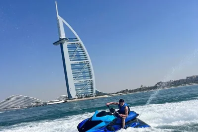Partez en jet ski devant le burj al arab et la skyline de dubaï. petit groupe, guide local, équipement de sécurité inclus. réservez votre aventure de 30 minutes ou 1 heure en ligne.