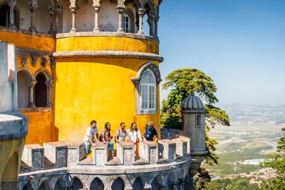 Scopri i palazzi di sintra, assaggia la ginja a Óbidos e ammira il vento di cabo da roca in questo tour di 2 giorni da lisbona con guida locale e trasporto incluso.