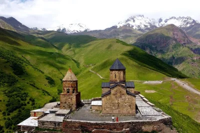 Découvrez la géorgie en 4 jours au départ de tbilissi. explorez kazbegi, sighnaghi, le monastère de bodbe, dégustez les vins de kakheti et détendez-vous dans les bains de soufre. transferts priv