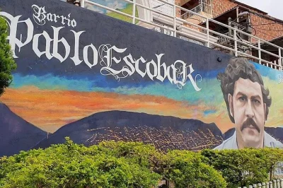 Descubra o tour privado de pablo escobar em medellín. visite seu antigo bairro, o parque memorial inflexion e seu túmulo com um guia local. experiência de 4 horas.