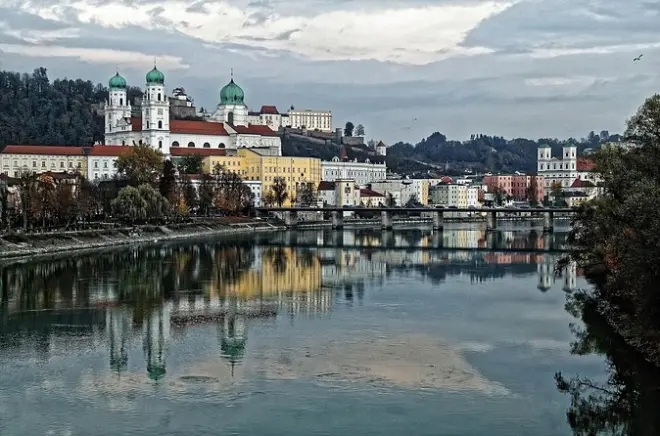 Privater Transfer München Flughafen–Passau mit Limousine, MPV, Van