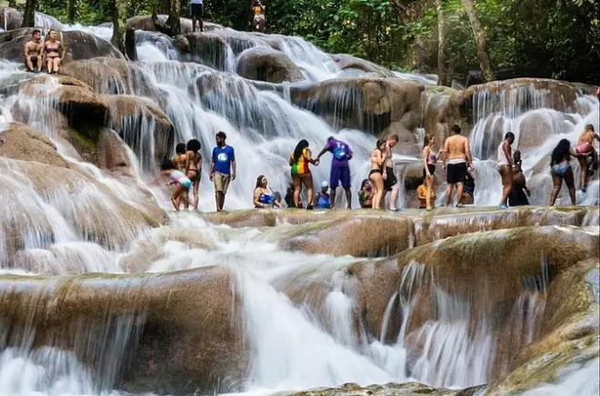 Chutes Dunn's River et grottes Green Grotto depuis Montego Bay