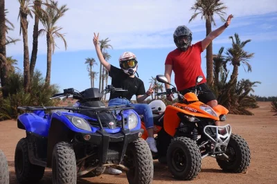 Découvrez marrakech en quad avec prise en charge à l’hôtel, balade dans les palmeraies et désert, et pause thé à la menthe dans un village berbère authentique.
