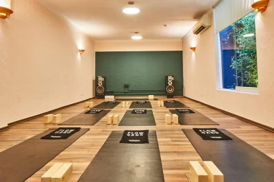 Partecipa a una lezione di yoga a miraflores, lima. fluisci attraverso ashtanga, vinyasa e krama-vinyasa con guida esperta. tappetini forniti. tutti i livelli benvenuti.