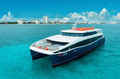 Viaja en el ferry xcaret de cancún a isla mujeres con wifi, área para mascotas y acceso a la torre escénica. boletos flexibles y salidas cada hora.