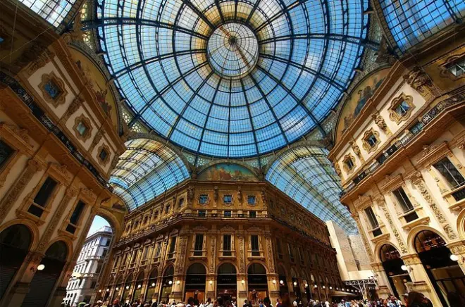 Milan Walking Tour: Duomo, La Scala & Sforza Castle