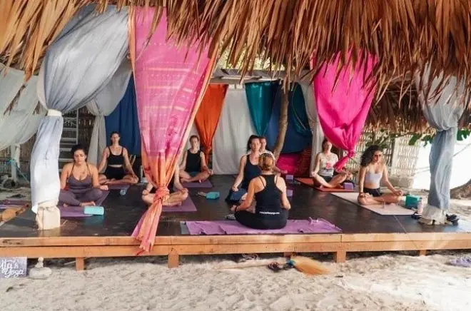 Yoga all'alba a Ko Lipe Beach: Piccolo gruppo con insegnante esperto