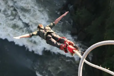 Bungee jump alle cascate Vittoria: 111 metri sopra il fiume Zambesi