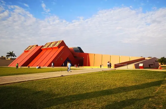 Royal Tombs of Sipán Museum: Tesori Moche e murales