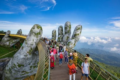 Erlebe die nebelschwaden über der golden bridge, eine fahrt mit der seilbahn in den ba na hills und entdecke ein französisches themen-dorf – inklusive abholung, buffet-mittagessen und guide.