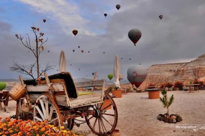 Esplora i camini delle fate, le chiese scavate nella roccia e la città sotterranea della cappadocia con un tour di 2 giorni in autobus da istanbul. include pick-up in hotel, pasti e guida locale.
