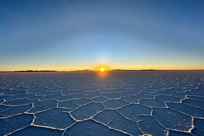 Sonnenuntergang auf Uyuni-Salzebenen mit Wein und privatem Guide