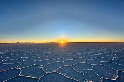 Sonnenuntergang auf Uyuni-Salzebenen mit Wein und privatem Guide