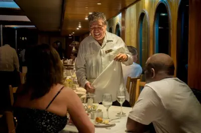 Cabo San Lucas Sunset Dinner Cruise: 3-Gänge-Menü & Tequila