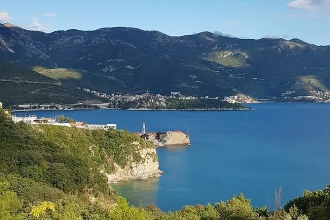 Privater Transfer Budva–Flughafen Podgorica mit englischem Fahrer