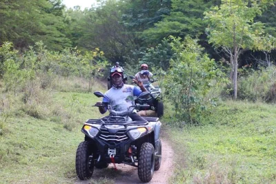 Erkunde puerto plata mit dem atv! entdecke bergatin beach, die flüsse yasica & camu und authentische dörfer. abholung ab amber cove & taino bay kreuzfahrthäfen.