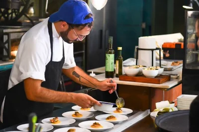 Descubre viejo san juan con un tour guiado de comida, cinco degustaciones, ron puertorriqueño y las historias detrás de sus calles llenas de color. incluye guía local y todas las degustaciones.