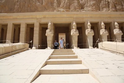 Explora luxor desde hurghada en una excursión privada. visita el templo de karnak, el valle de los reyes, el templo de hatshepsut y los colosos de memnón. almuerzo y transporte incluidos.
