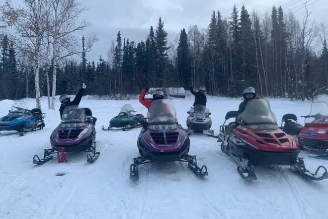 Motoneige à Fairbanks : Pistes damées idéales pour débutants