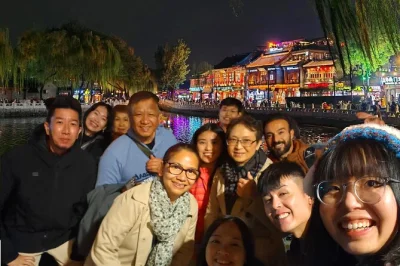 Descubre la historia viva de pekín con un paseo por nanluoguxiang, la torre del tambor y sus antiguos hutongs. guía en inglés y horarios flexibles.