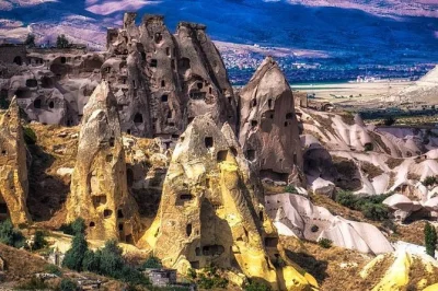 Vola da istanbul per un tour di un’intera giornata in cappadocia. esplora göreme, il castello di uchisar, la ceramica di avanos e i camini delle fate con una guida locale. trasferimento dall’hote