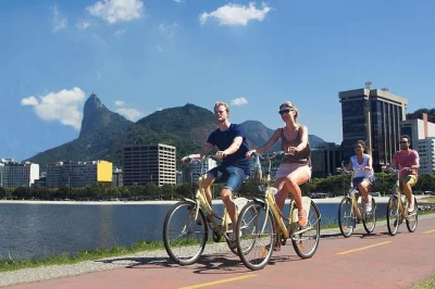 Siente el ritmo de río en un tour en bici por copacabana, escalones selarón, lapa y el cementerio de famosos. guía, casco y equipo incluidos.