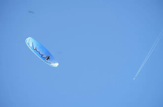 Parapente em Sokobanja: Voo tandem com vista para a montanha