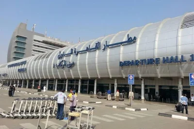 Chegue tranquilo no cairo com transfer privado do aeroporto, recepção personalizada na área de desembarque e transporte direto para seu hotel no cairo ou gizé. reserve para qualquer horário.