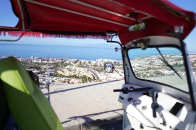 Erlebe die vulkanlandschaft von costa adeje bei einer tuk-tuk-tour zur caldera del rey. mit geschichten eines einheimischen und blicken über endlose bananenplantagen. abholung inklusive.