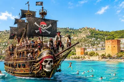 Tour in barca pirata ad Alanya: Nuoto, pranzo e festa di schiuma