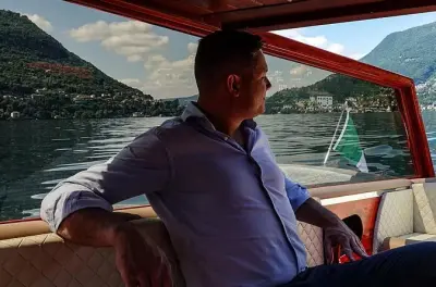 Ville sul lago di Como viste da una barca privata in legno