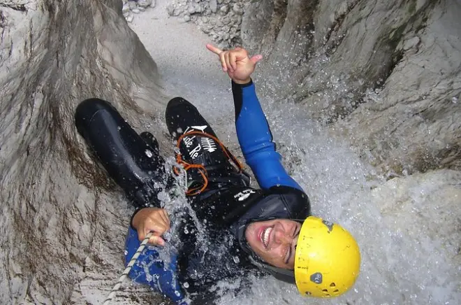 Canyoning Fratarica: Abseilen am 45-Meter-Wasserfall