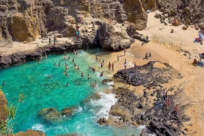 Scopri la leggendaria north shore di oahu, spiagge da surf, la dole plantation e molto altro in un’escursione di un giorno da kauai. volo andata e ritorno, guida locale e attrezzatura per lo snorkel