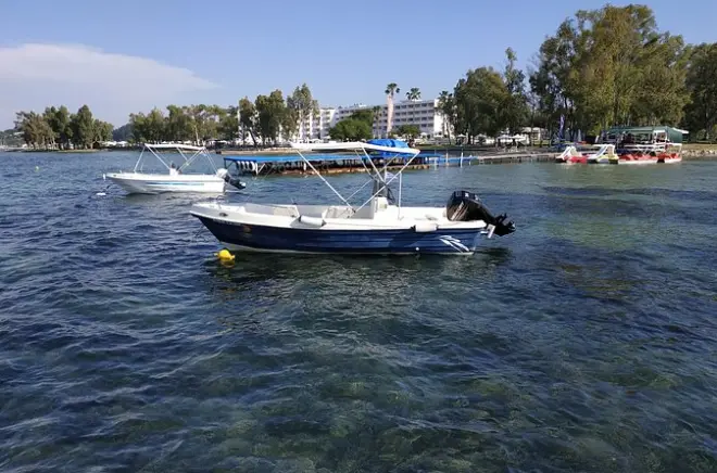 Explorez la côte est de Corfou en bateau à moteur à votre rythme